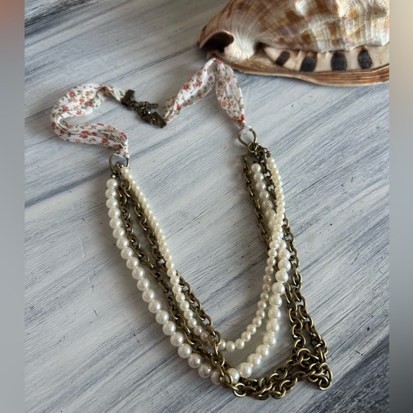 Charming Charlie Jewelry - ✨Beautiful Faux Pearl/gold/fabric necklace
